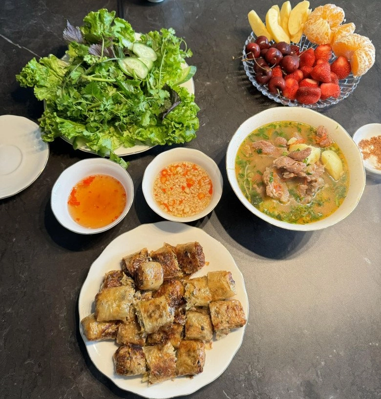Bà xã của mc thành trung khoe mâm cơm chuẩn ngày hè toàn món dân dã mà trôi cơm - 5