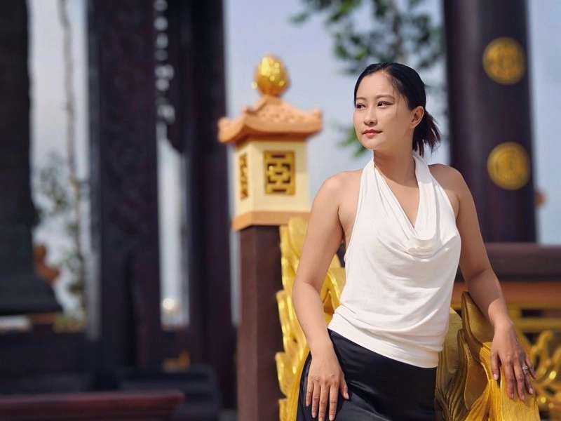 Bạn gái 9x của nsnd việt anh ngày càng gợi cảm - 2