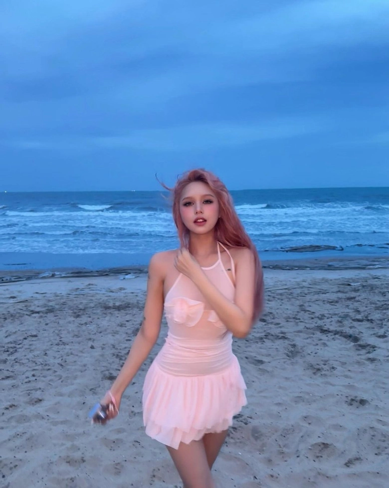 Bạn gái hotgirl 2k2 của gil lê chăm diện mốt váy ôm sát cơ thể vóc dáng tuổi đôi mươi khiến dân tình khen nức nở - 1