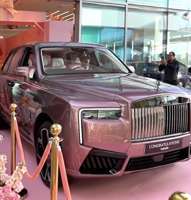 Bé gái 1 tuổi sở hữu rolls-royce 18 tỷ gây tranh cãi danh tính người tặng rất quen thuộc - 2