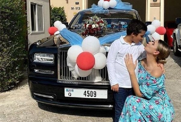 Bé gái 1 tuổi sở hữu rolls-royce 18 tỷ gây tranh cãi danh tính người tặng rất quen thuộc - 9