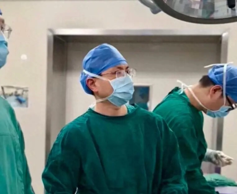 Bé gái 10 tuổi thường xuyên bỏ bữa sáng bác sĩ phẫu thuật lấy hơn 200 viên sỏi ra khỏi dạ dày - 2