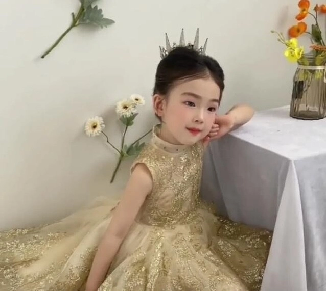 Bé gái 6 tuổi nổi tiếng sau một đêm vì có đôi mắt kỳ lạ gia đình bật khóc khi nghe bác sĩ kết luận - 3