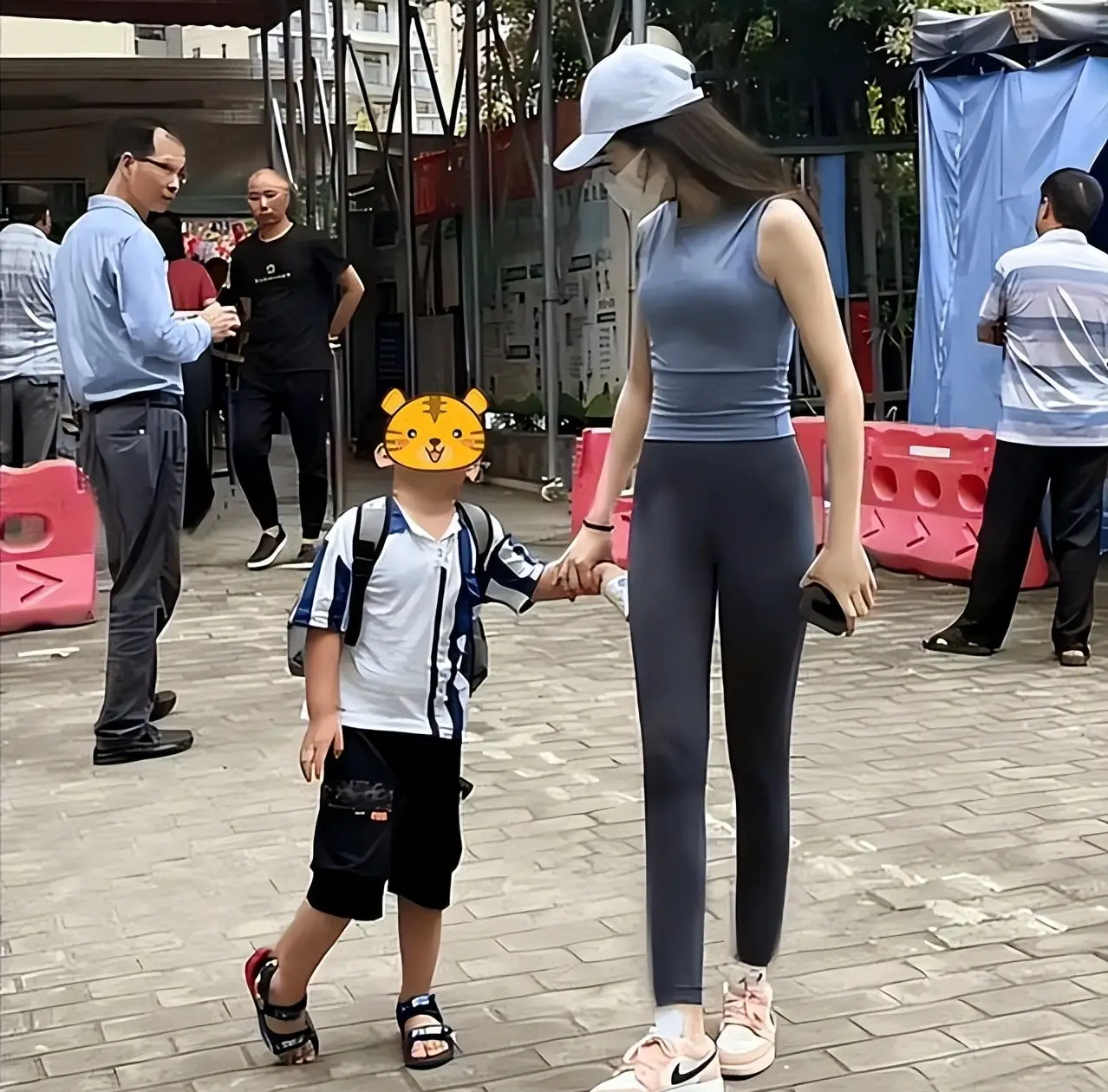 Bé gái bật khóc khi bố mặc quá xấu đến trường đón con nói một câu khiến ông sượng mặt - 5