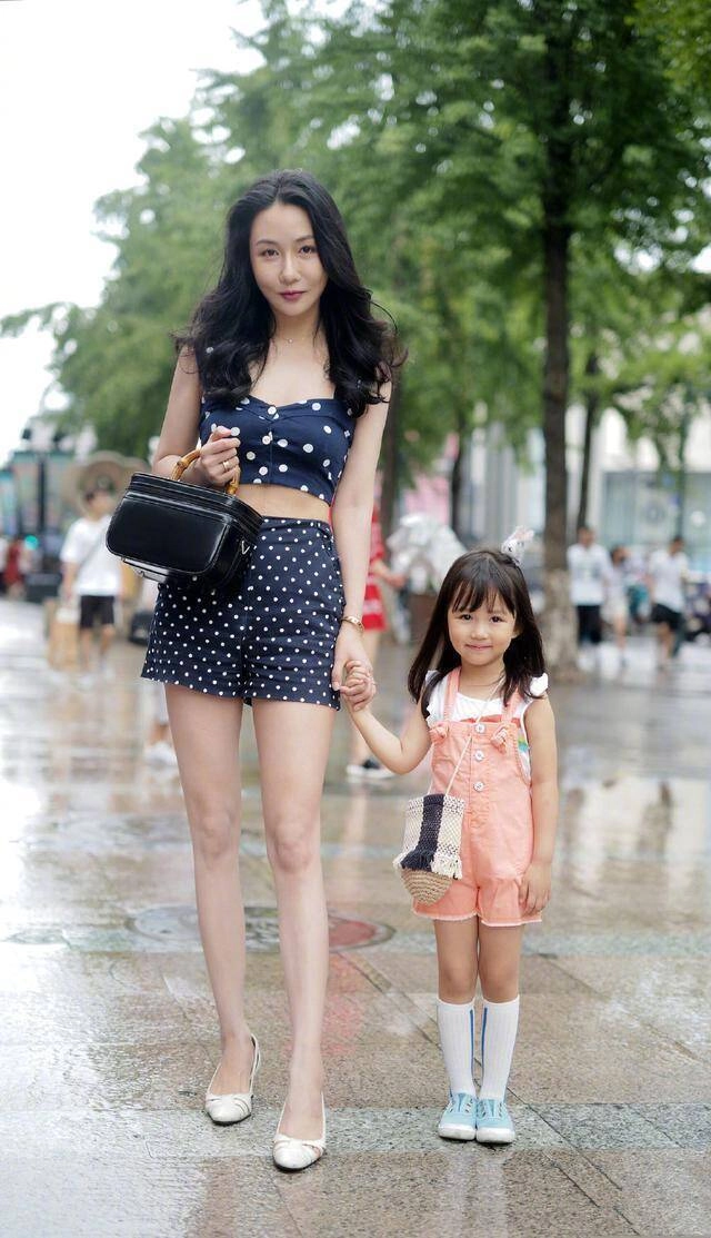 Bé gái bật khóc khi bố mặc quá xấu đến trường đón con nói một câu khiến ông sượng mặt - 6