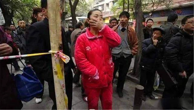 Bé gái bật khóc khi bố mặc quá xấu đến trường đón con nói một câu khiến ông sượng mặt - 7