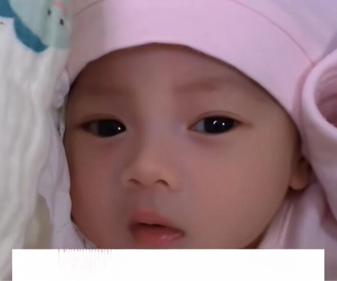 Bé gái khiến cả bệnh viện nháo nhào vì vừa chào đời đã xinh như hoa hậu dân tình xôn xao diện mạo bố mẹ - 1