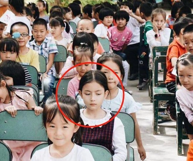 Bé gái nổi bật trong bức ảnh tập thể lớp vì diện mạo xinh đẹp đáng nói nhất là khí chất hoa hậu tương lai - 1
