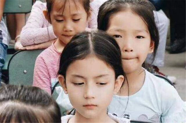 Bé gái nổi bật trong bức ảnh tập thể lớp vì diện mạo xinh đẹp đáng nói nhất là khí chất hoa hậu tương lai - 2