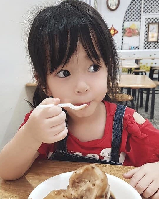 Bé gái nổi bật trong bức ảnh tập thể lớp vì diện mạo xinh đẹp đáng nói nhất là khí chất hoa hậu tương lai - 4
