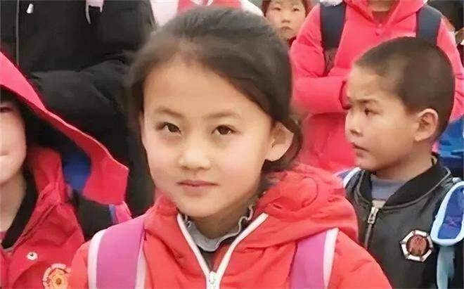 Bé gái nổi bật trong bức ảnh tập thể lớp vì diện mạo xinh đẹp đáng nói nhất là khí chất hoa hậu tương lai - 8