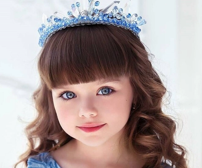 Bé gái nổi tiếng thế giới bị người lạ làm phiền vì quá xinh đẹp 10 năm sau dậy thì xong nhan sắc thay đổi lớn - 1