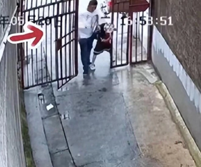 Bé gái tiểu học bất ngờ bị một người đàn ông lạ kéo lê trên đường đoạn camera ghi lại cảnh tượng khiến ai cũng hoảng - 1