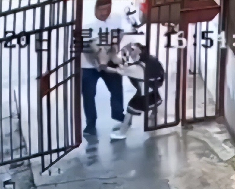 Bé gái tiểu học bất ngờ bị một người đàn ông lạ kéo lê trên đường đoạn camera ghi lại cảnh tượng khiến ai cũng hoảng - 2
