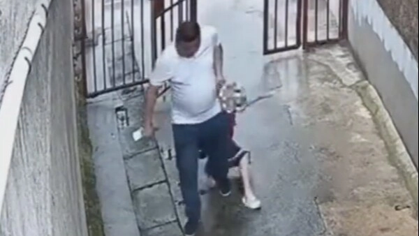 Bé gái tiểu học bất ngờ bị một người đàn ông lạ kéo lê trên đường đoạn camera ghi lại cảnh tượng khiến ai cũng hoảng - 3