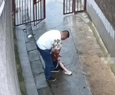 Bé gái tiểu học bất ngờ bị một người đàn ông lạ kéo lê trên đường đoạn camera ghi lại cảnh tượng khiến ai cũng hoảng - 4
