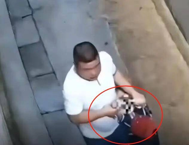 Bé gái tiểu học bất ngờ bị một người đàn ông lạ kéo lê trên đường đoạn camera ghi lại cảnh tượng khiến ai cũng hoảng - 5