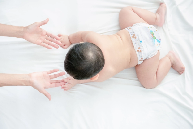 Bé không còn mồ hôi lưng nhờ mẹ chọn tã quần bobby siêu khô thoáng - 1