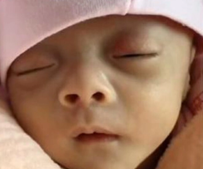 Bé sơ sinh chào đời có diện mạo như ông già suýt bị bỏ rơi giờ đứa trẻ lột xác khiến mẹ ngỡ ngàng - 1
