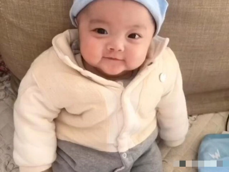 Bé sơ sinh chào đời có diện mạo như ông già suýt bị bỏ rơi giờ đứa trẻ lột xác khiến mẹ ngỡ ngàng - 3