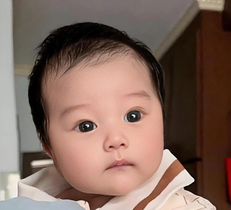 Bé sơ sinh diện mạo đẹp như hoa hậu dù bố mẹ bình thường y tá thốt lên đứa trẻ như đã phẫu thuật thẩm mỹ - 3