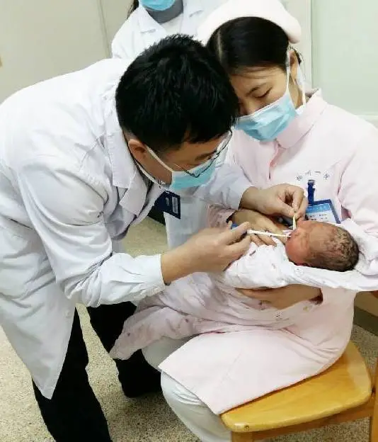 Bé sơ sinh vừa chào đời đã có răng cả khoa hội chẩn phải nhanh lấy nó ra - 2