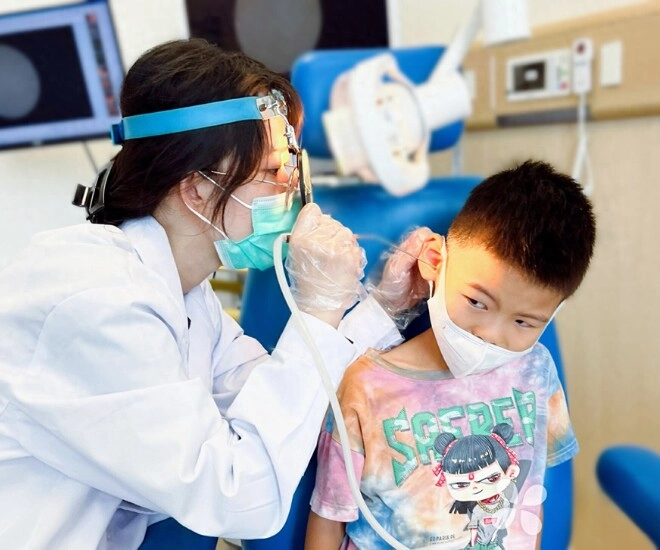Bé trai 10 tuổi bị mất thính lực sau khi đi bơi về đến bệnh viện bác sĩ đưa ra cảnh báo khẩn cấp - 1