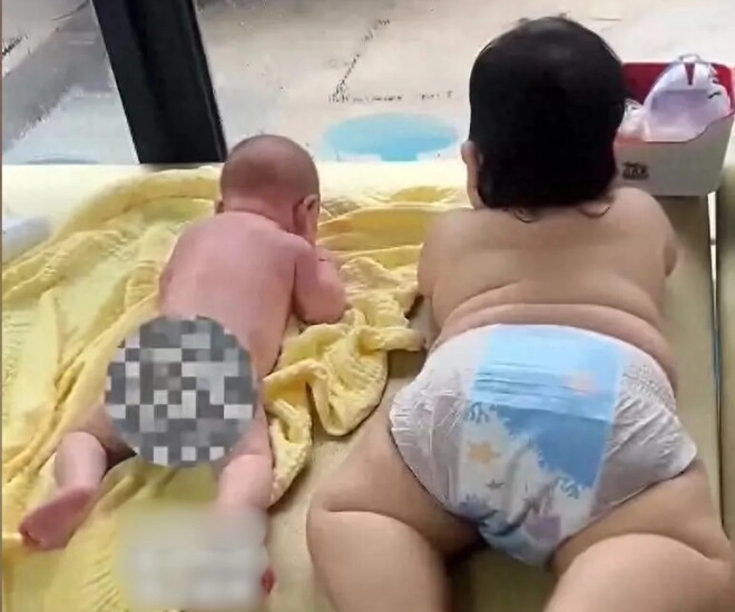 Bé trai 5 tháng tuổi đã to gấp đôi người anh 7 tháng kết luận của bác sĩ khiến mẹ bỉm hối hận - 1