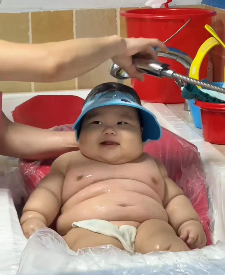 Bé trai 5 tháng tuổi đã to gấp đôi người anh 7 tháng kết luận của bác sĩ khiến mẹ bỉm hối hận - 3