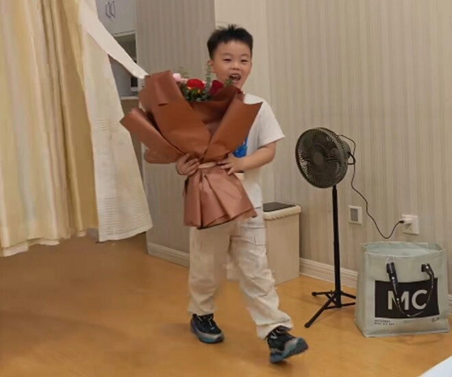 Bé trai vào viện thăm mẹ mới đẻ bị sốc vì em mới sinh quá xấu sau vài tháng thay đổi thái độ khi em lột xác - 1