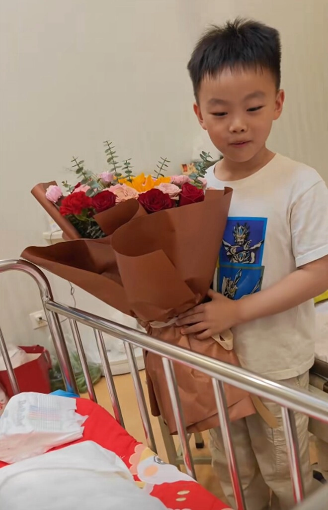 Bé trai vào viện thăm mẹ mới đẻ bị sốc vì em mới sinh quá xấu sau vài tháng thay đổi thái độ khi em lột xác - 2