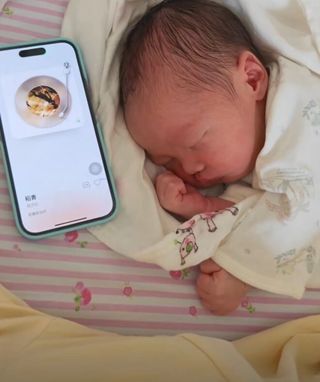 Bé trai vào viện thăm mẹ mới đẻ bị sốc vì em mới sinh quá xấu sau vài tháng thay đổi thái độ khi em lột xác - 3