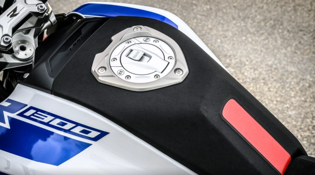Bmw r1300r 2025 quái thú hypernaked đa nhân cách đến từ xứ bavaria - 8