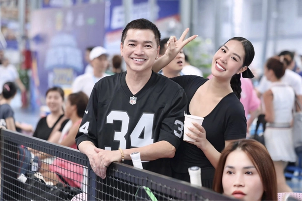 bố bỉm sữa u70 vbiz đi cổ vũ bạn gái 9x thi pickleball khiến khán giả sốc vì quá trẻ - 1