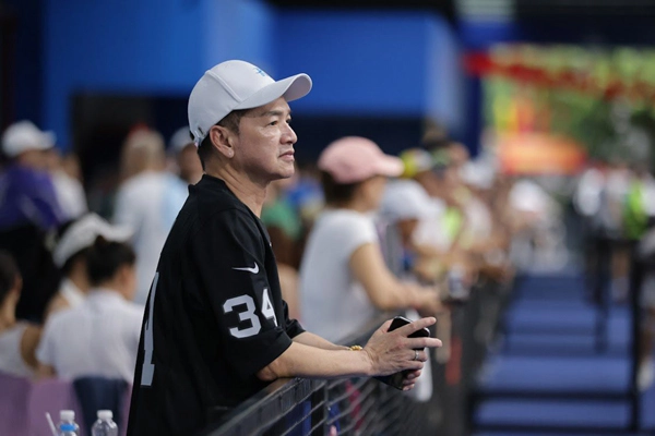 bố bỉm sữa u70 vbiz đi cổ vũ bạn gái 9x thi pickleball khiến khán giả sốc vì quá trẻ - 2