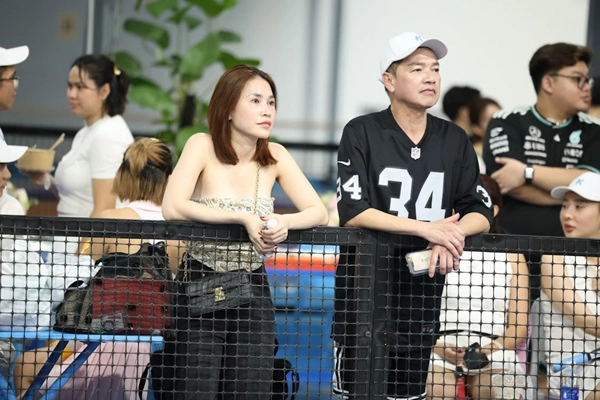 bố bỉm sữa u70 vbiz đi cổ vũ bạn gái 9x thi pickleball khiến khán giả sốc vì quá trẻ - 3