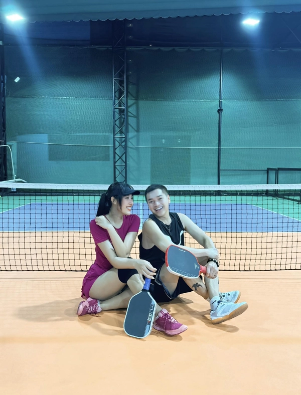 bố bỉm sữa u70 vbiz đi cổ vũ bạn gái 9x thi pickleball khiến khán giả sốc vì quá trẻ - 5
