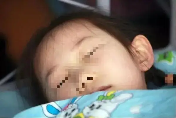 Bố đưa con gái đi vệ sinh nhưng 30 phút không thấy ra nhân viên nổi giận khi phá cửa - 3