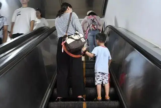Bố đưa con gái đi vệ sinh nhưng 30 phút không thấy ra nhân viên nổi giận khi phá cửa - 5