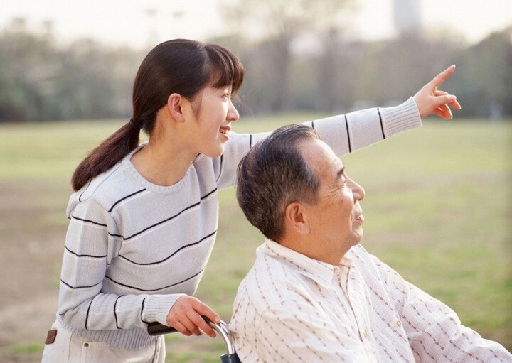 Bố già trúng số 2 tỷ muốn chia cho các con chị giúp việc nói đúng 1 câu ông thay đổi quyết định - 4