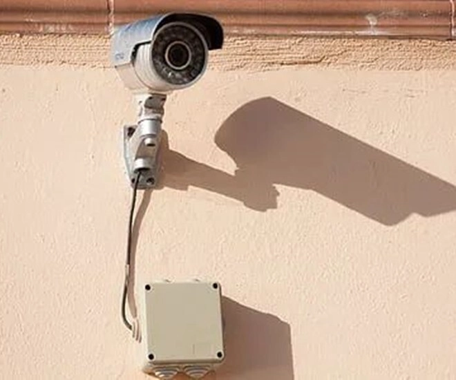 Bố mẹ lắp camera trong phòng để theo dõi con đứa trẻ bật khóc cầu cứu người lạ và cái kết - 1