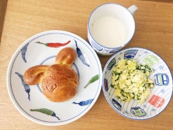 Bố mẹ thông minh sẽ biết cho con uống sữa trước hay sau ăn sáng không nên làm sai thứ tự - 2