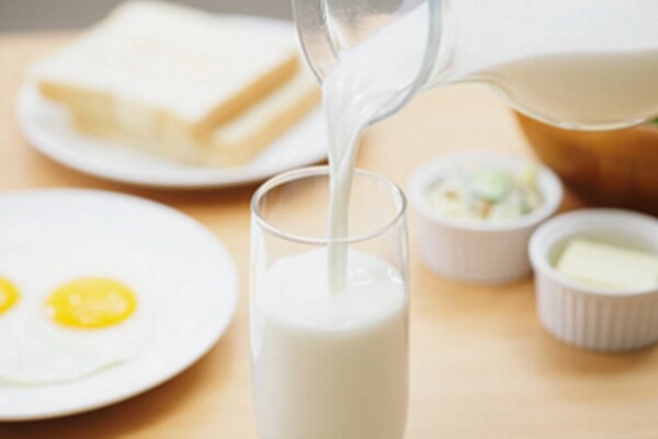 Bố mẹ thông minh sẽ biết cho con uống sữa trước hay sau ăn sáng không nên làm sai thứ tự - 3