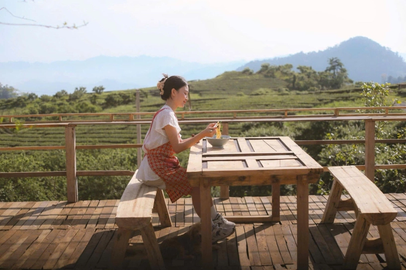 Bỏ phố về cao nguyên cặp vợ chồng trẻ chi 2 tỷ đồng xây ngôi nhà gỗ đẹp như tranh giữa đồi chè xanh ngát - 2