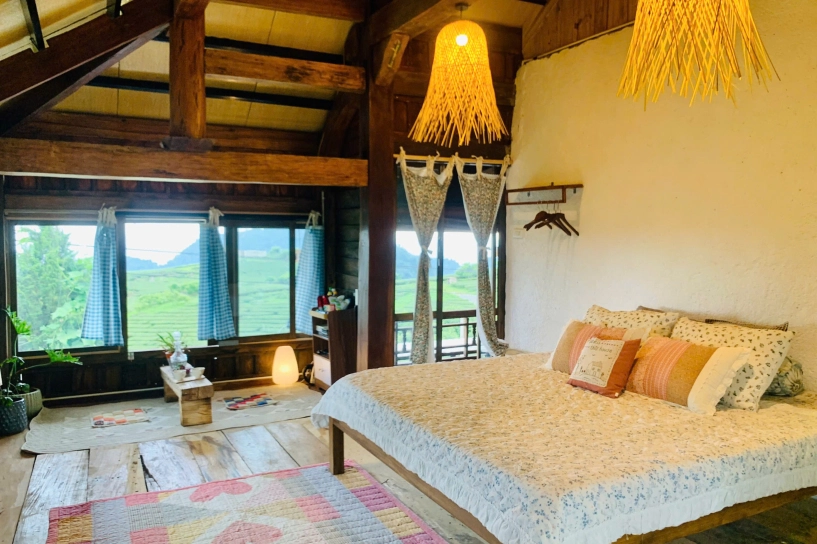Bỏ phố về cao nguyên cặp vợ chồng trẻ chi 2 tỷ đồng xây ngôi nhà gỗ đẹp như tranh giữa đồi chè xanh ngát - 5