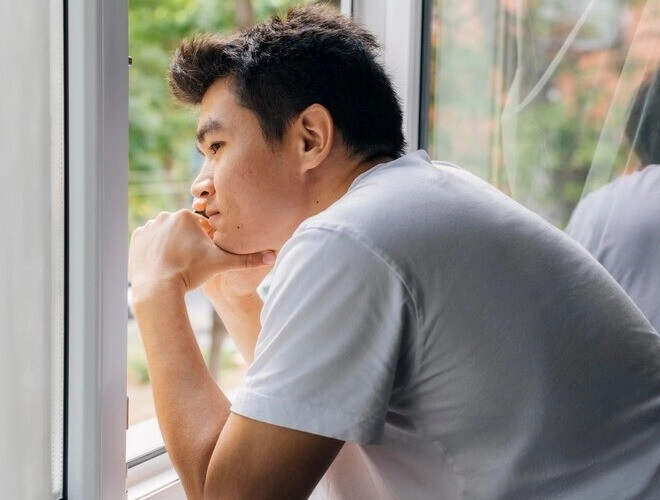 Bố vợ ở quê lên chơi mang theo 2 con gà ngày về bị bắt gặp cảnh lén mở ví con rể - 1