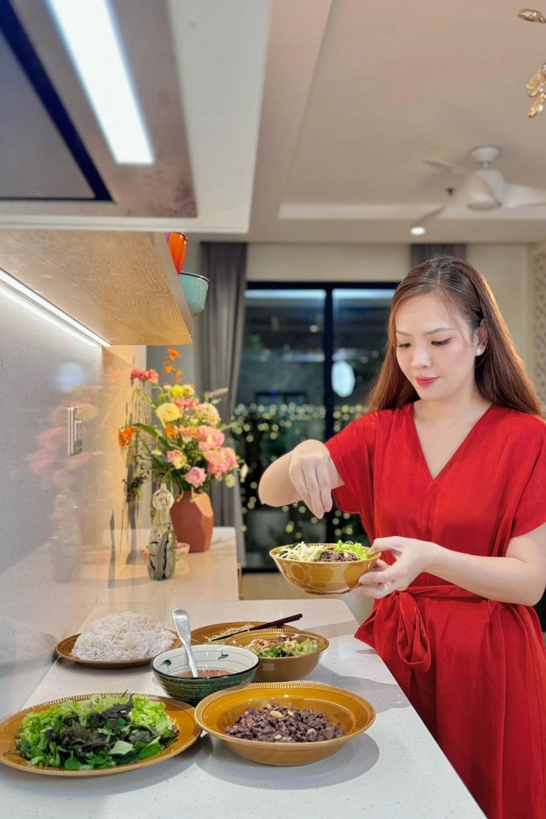 Btv đan lê vào bếp và hỏi câu nhức nhối bún bò nam bộ có phải là bún bò nam bộ - 1