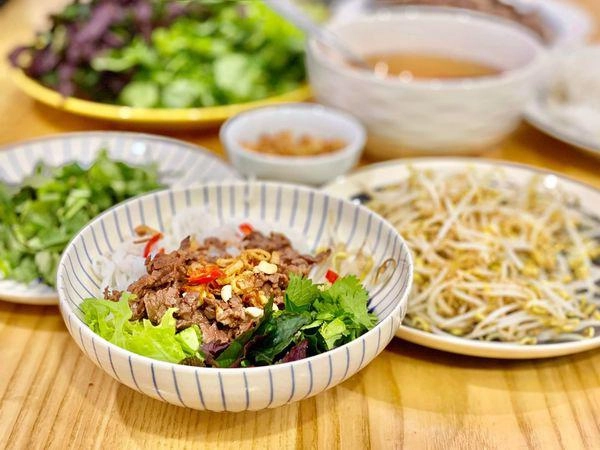 Btv đan lê vào bếp và hỏi câu nhức nhối bún bò nam bộ có phải là bún bò nam bộ - 4