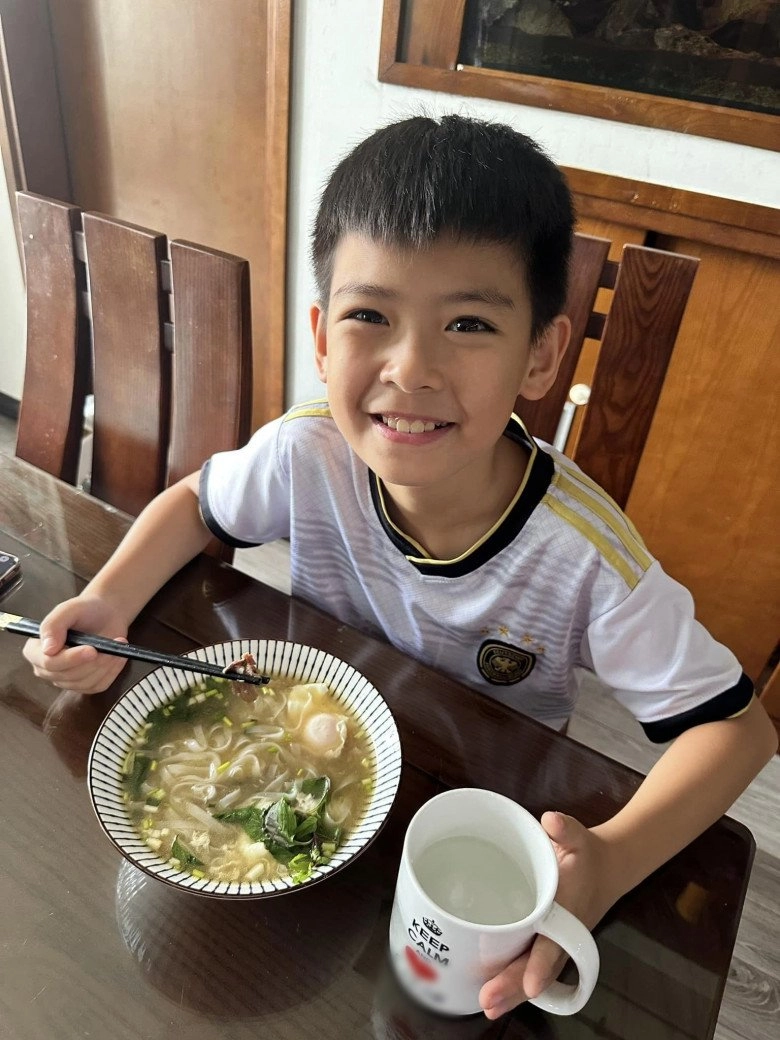 Btv khéo nấu ăn cho các con trai làm mẹ ruột nsnd yên tâm hẳn cậu cả vào bếp gây chú ý - 9