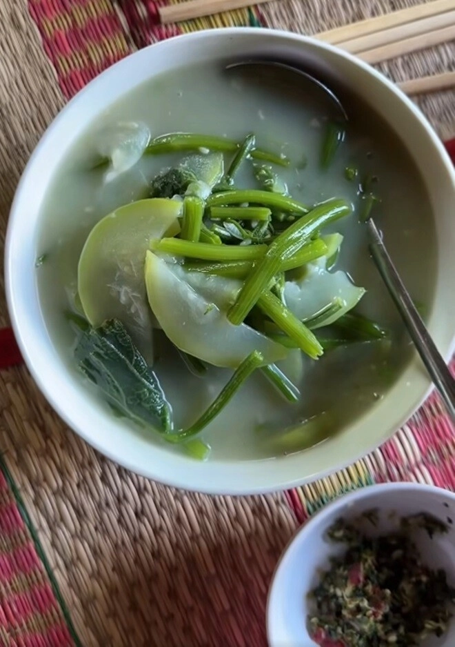 Bữa cơm tiếp khách dân dã nhà hoa hậu nghèo nhất việt nam có món canh với cách nấu khác lạ - 4
